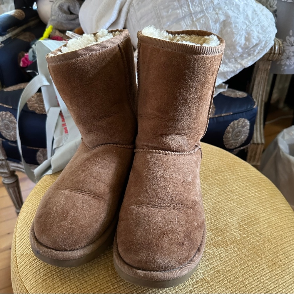 Short Uggs in Chestnut